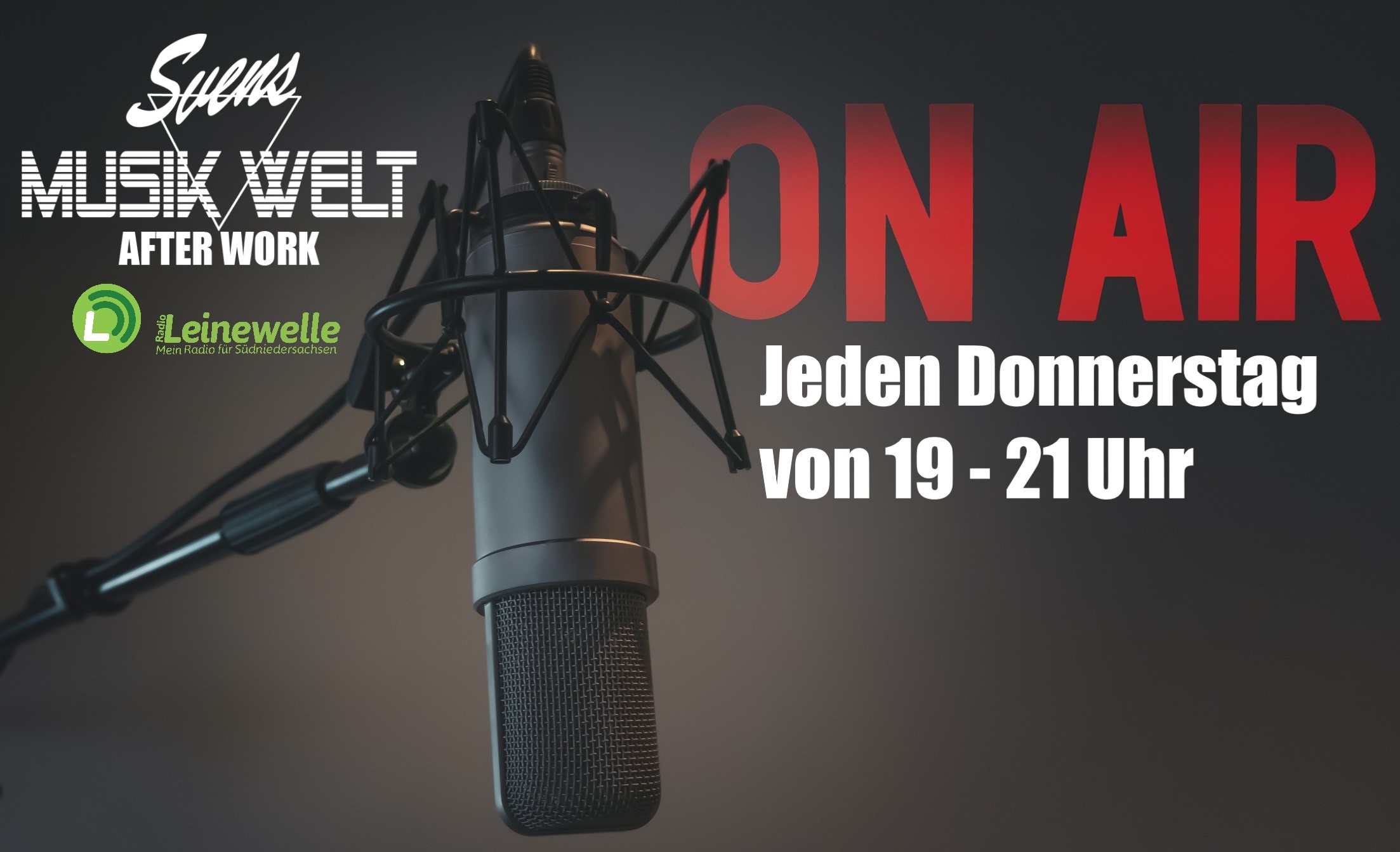 Mikrofon im Studio, Schriftzug Svens Musikwelt After Work, On Air jeden Donnerstag von 19 bis 21 Uhr